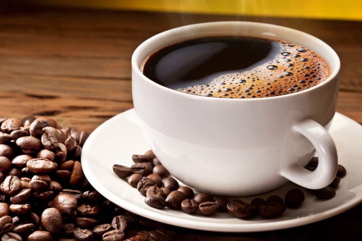 قهوه به شما انرژی نمی‌دهد بلکه حسگرهای خواب را مسدود می‌کند. آن را از روتین صبحگاهی خود حذف کنید.