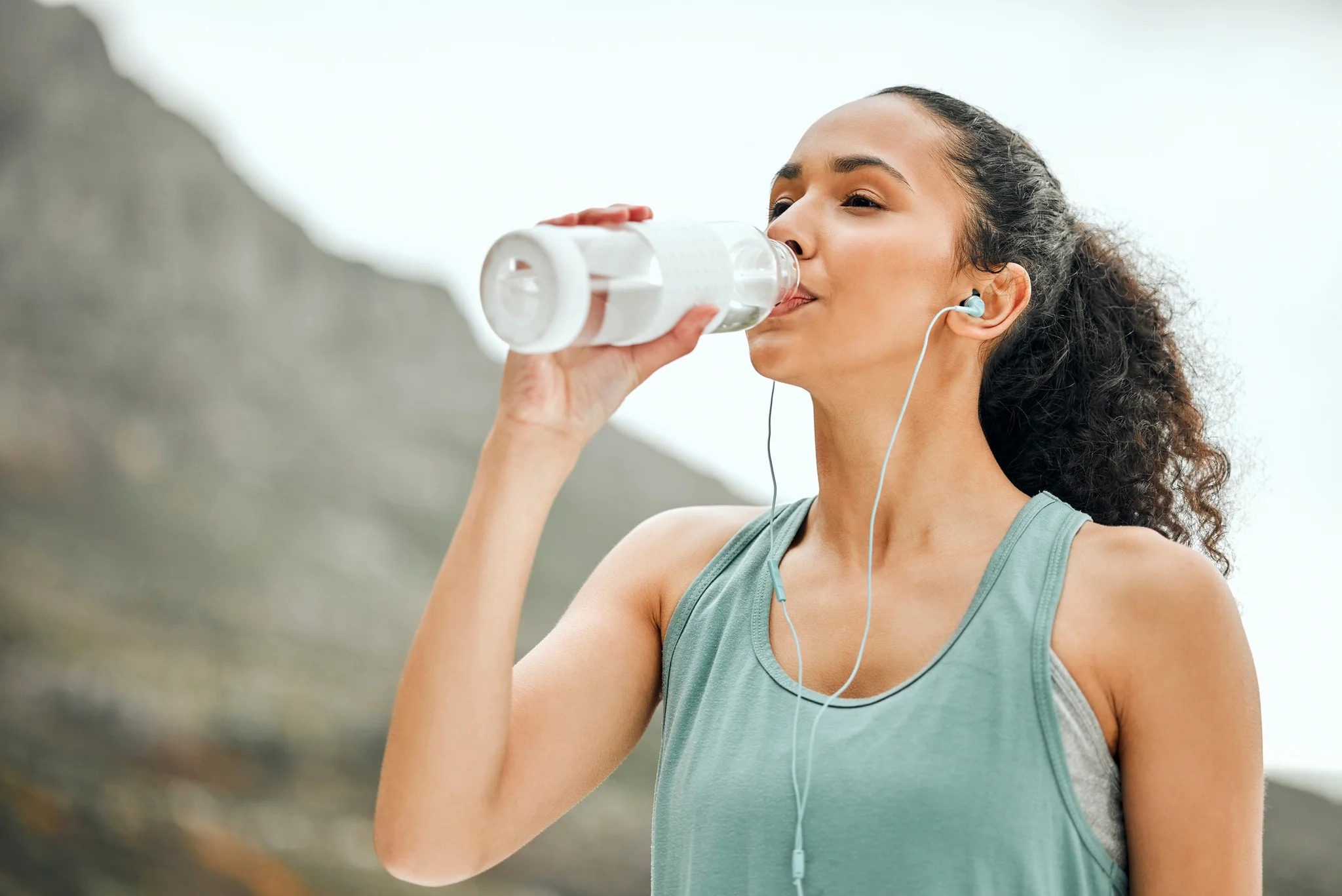 نوشیدن آب به هیدراته شدن بدن کمک می‌کند به همین خاطر آن را در روتین صبحگاهی خود بگنجانید.